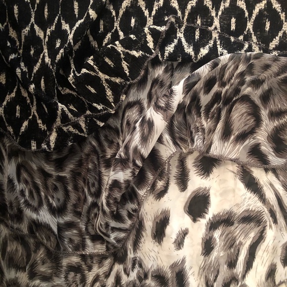 Sleeveless asymmetric layered top with flow - Picture 3 of 5